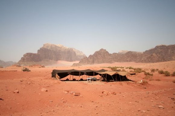 Wadi Rum - Khazali Kanyonu yakınındaki Bedevi çadırı.