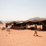 Wadi Rum'daki Lawrence's Spring'in başında Bedevi çadırı.