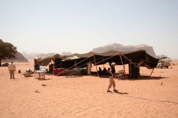 Wadi Rum'daki Lawrence's Spring'in başında Bedevi çadırı.