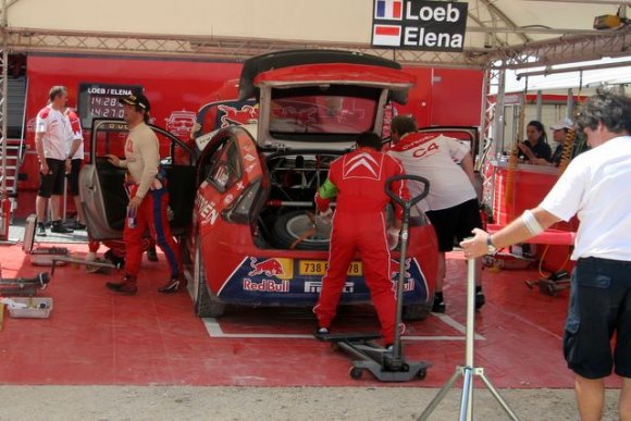 Sebastien Loeb servis alanınında.