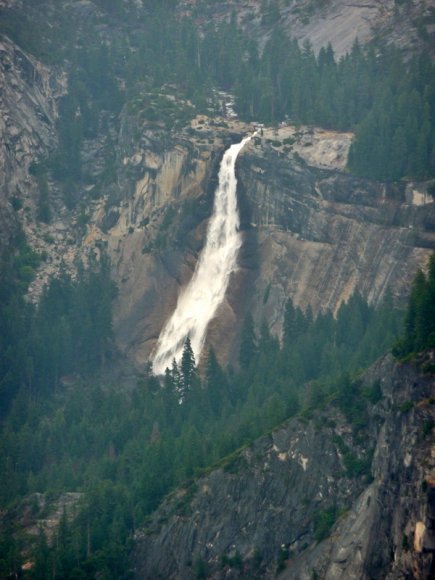 Yosemite Ulusal Parkı - Glacier Point'ten gözüken şelalelerden biri.