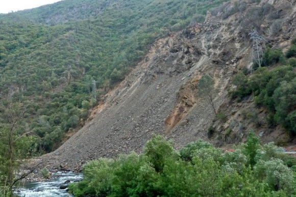 Yosemite Ulusal Parkının batı yakasındaki girişe yakın heyelandan dolayi kapanan eski yol.