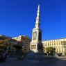 Monumento a Torrijos, Plaza de la Merced, Malaga. Meydanın ortasında General Torrijos adına yapılan heykel var. Burası aynı zamanda Picasso'nun doğum yeri. Sağ tarafta bulunan binalar Picasso Enstitüsüne ait ve İspanyolca dil dersleri veriliyor.